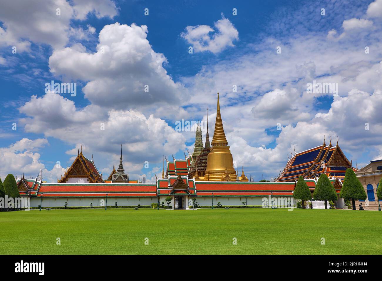 Golden Phra si Rattana Chedi, Phra Mondop e Prasat Phra Thep Bidon a Wat Phra Kaew, Tempio del Buddha di Smeraldo, Bangkok, Thailandia Foto Stock