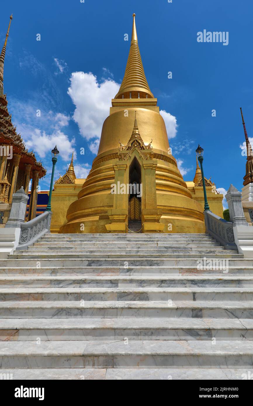 Golden Phra si Rattana Chedi a Wat Phra Kaew, Tempio del Buddha di Smeraldo, Bangkok, Thailandia Foto Stock