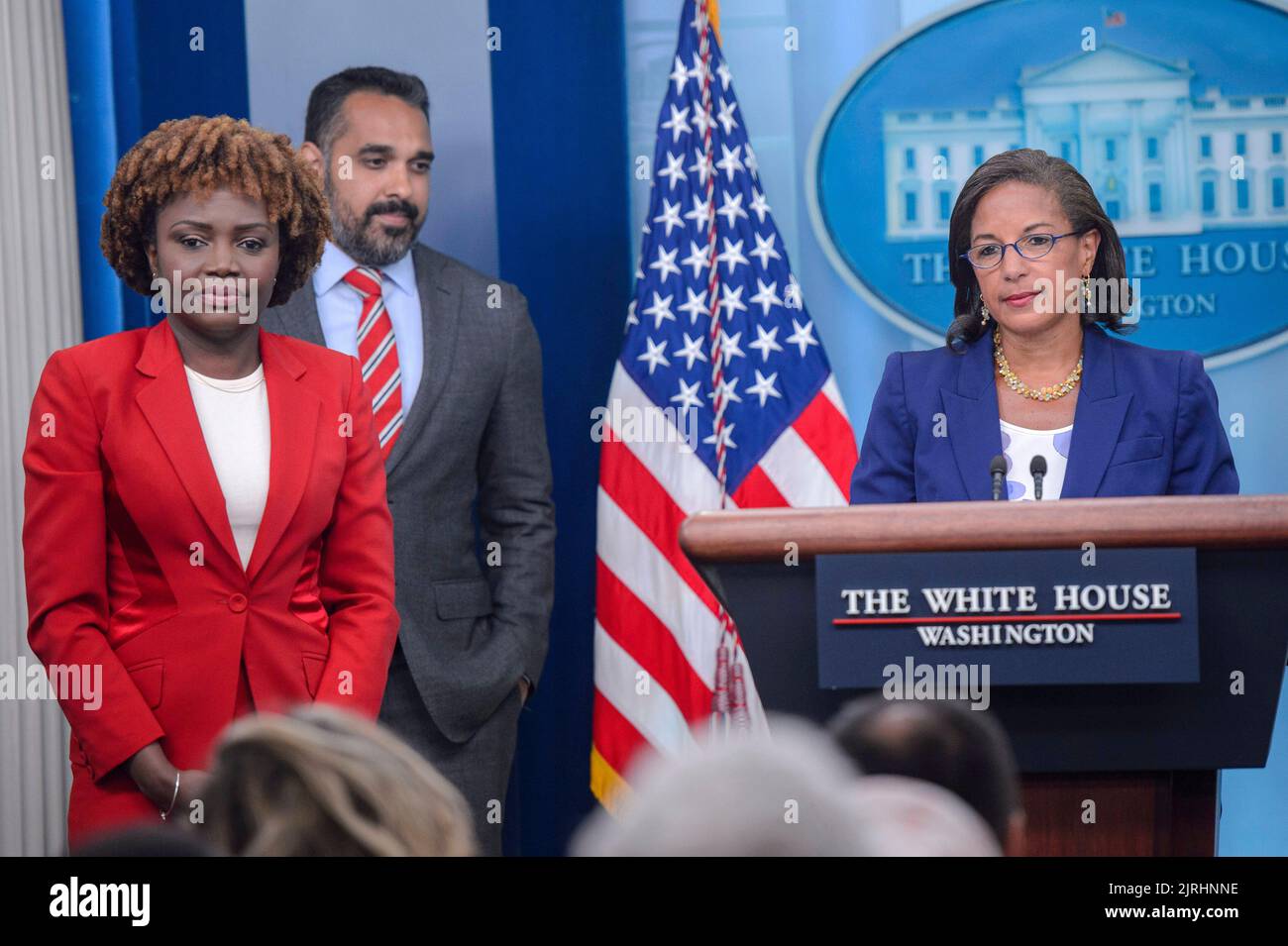 Washington, Stati Uniti . 24th ago, 2022. Il segretario stampa Karine Jean-Pierre, vicedirettore del Consiglio economico nazionale Bharat Ramamurti e il consigliere per le politiche interne Susan Rice (L-R), Partecipa al briefing quotidiano della stampa nella Briefing Room di James S. Brady dopo che il presidente Joe Biden ha dato le osservazioni sul suo programma federale di perdono di prestito dell'allievo alla Casa Bianca a Washington, DC mercoledì 24 agosto 2022. Foto di Bonnie Cash/Pool/Sipa USA Credit: Sipa USA/Alamy Live News Foto Stock