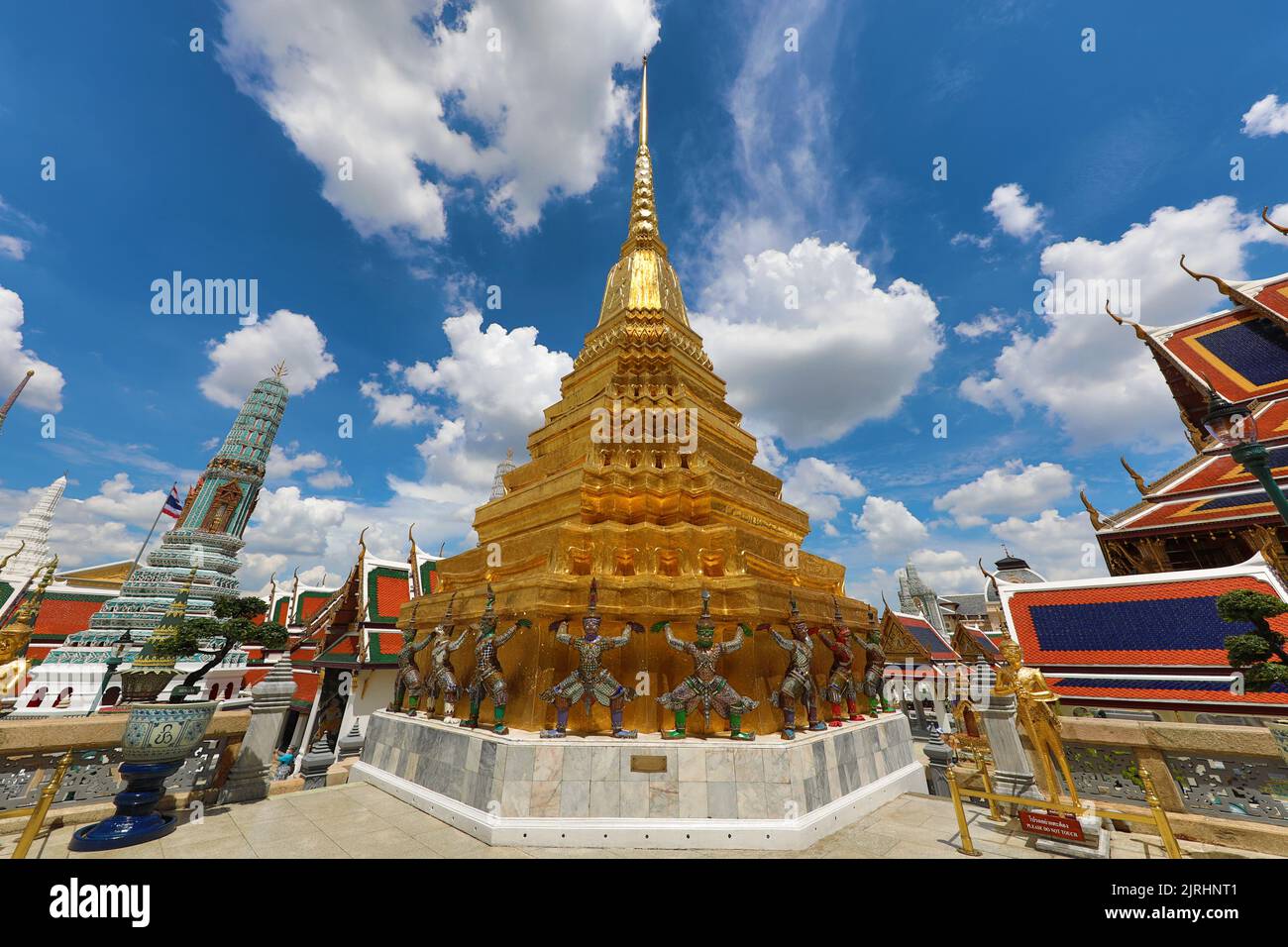 Statue di yaksha Demon su un chedi dorato, Phra Suvarnachedi, a Wat Phra Kaew, Tempio del Buddha di Smeraldo, Bangkok, Thailandia Foto Stock