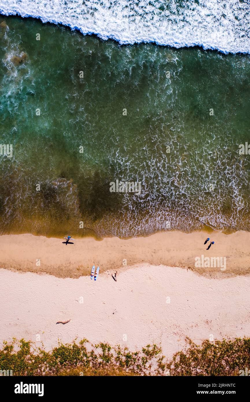 Veduta aerea della spiaggia e dei surfisti a Guanacaste, Costa Rica Foto Stock