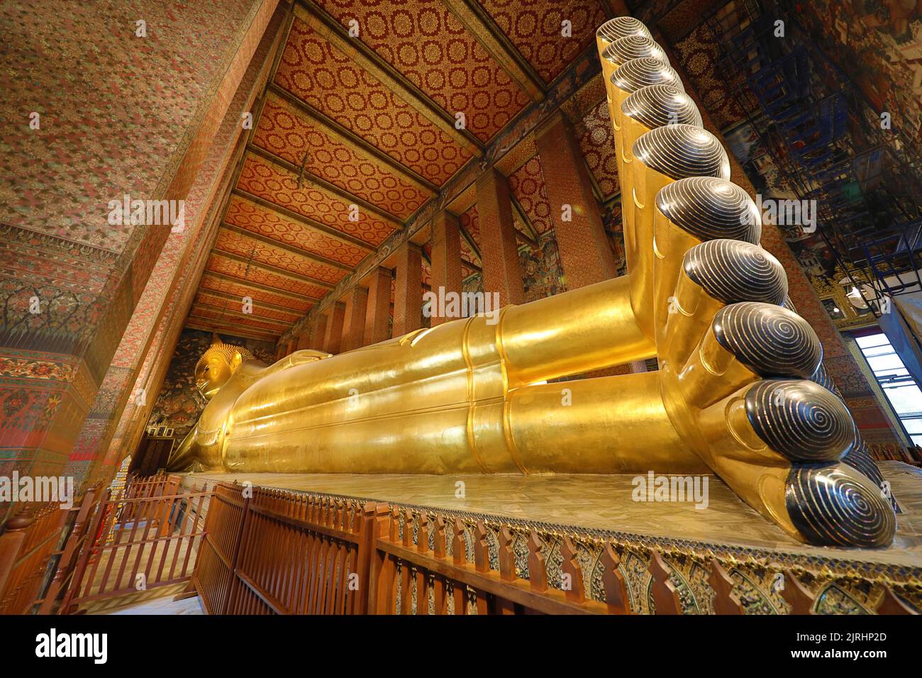 Golden Buddha reclinato statua al Wat Pho tempio di Bangkok, Thailandia Foto Stock