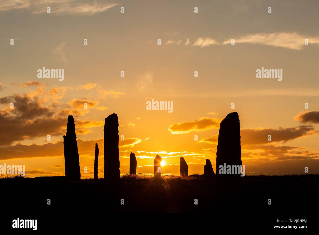 Orkney, Regno Unito. 24th ago, 2022. L'anello di Brodgar, Orkney, sembra drammatico mentre il sole tramonta. Il cerchio di pietra neolitico di 4.500 anni fa fa parte del cuore del Neolitico Orcadi Sito Patrimonio Mondiale, e delle 60 pietre originali solo 36 sopravvivono. Credit: Peter Lopeman/Alamy Live News Foto Stock