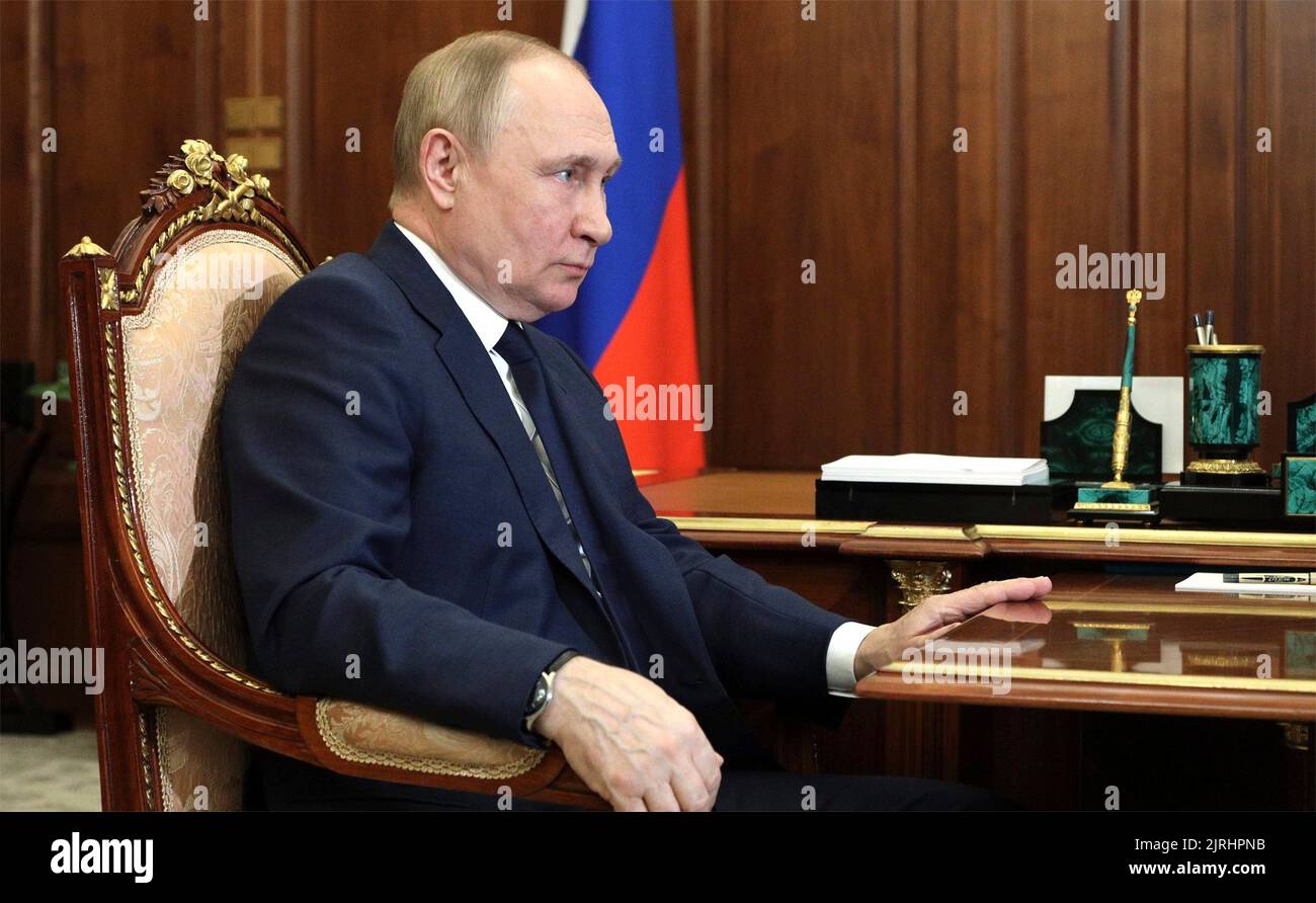 Mosca, Russia. 23rd ago, 2022. Il presidente russo Vladimir Putin ha un incontro faccia a faccia con il presidente della VEB. RF Igor Shuvalov al Cremlino, 23 agosto 2022 a Mosca, Russia. Credit: Mikhail Klimentyev/Kremlin Pool/Alamy Live News Foto Stock