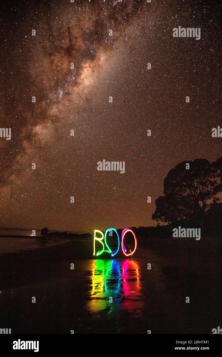 Giocare con la luce a Patons Rock, Nuova Zelanda Foto Stock