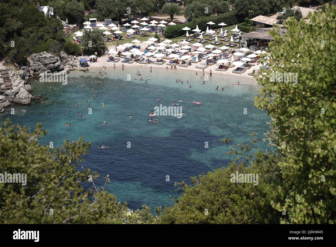 Sivota, Epiro, Grecia. Mikri Ammos Beach affollata di turisti Foto Stock