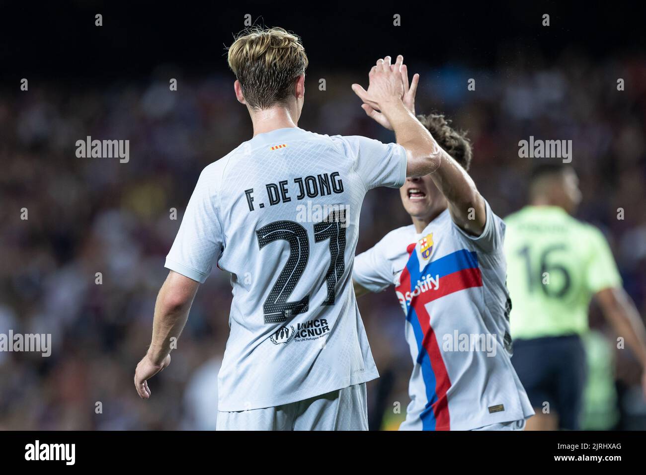 Frenkie de Jong del FC Barcelona festeggia un obiettivo durante la benefica e amichevole partita per raccogliere fondi per ELA tra FC Barcelona e Manchester City al Camp Nou Spotify di Barcellona, Spagna. Foto Stock