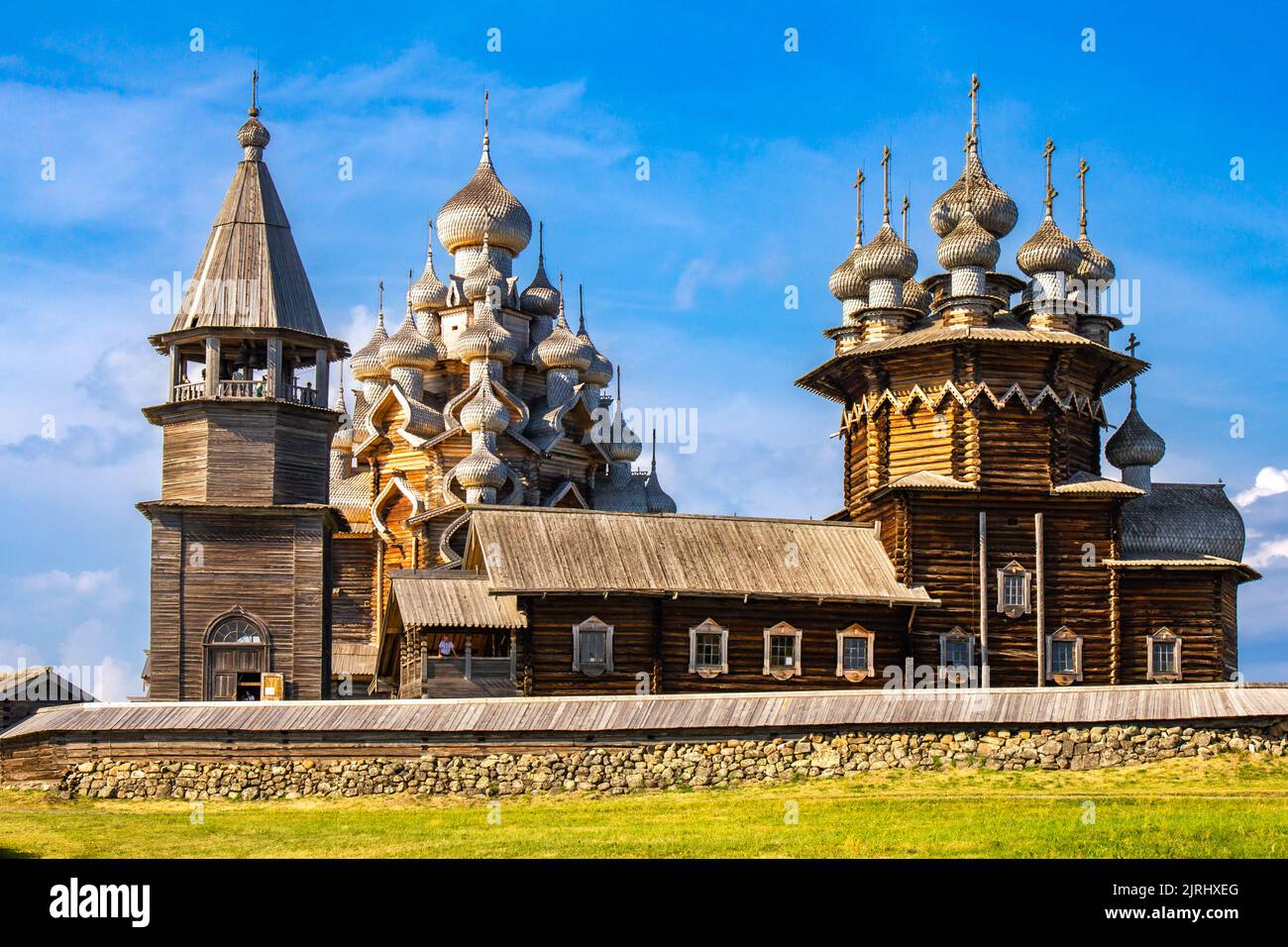 Vista sul vecchio monastero di Kizhi Pogost, sul tempio in legno e sul cimitero. Chiesa della Trasfigurazione, campanile in estate al tramonto. Naturale ecologico pulito Foto Stock