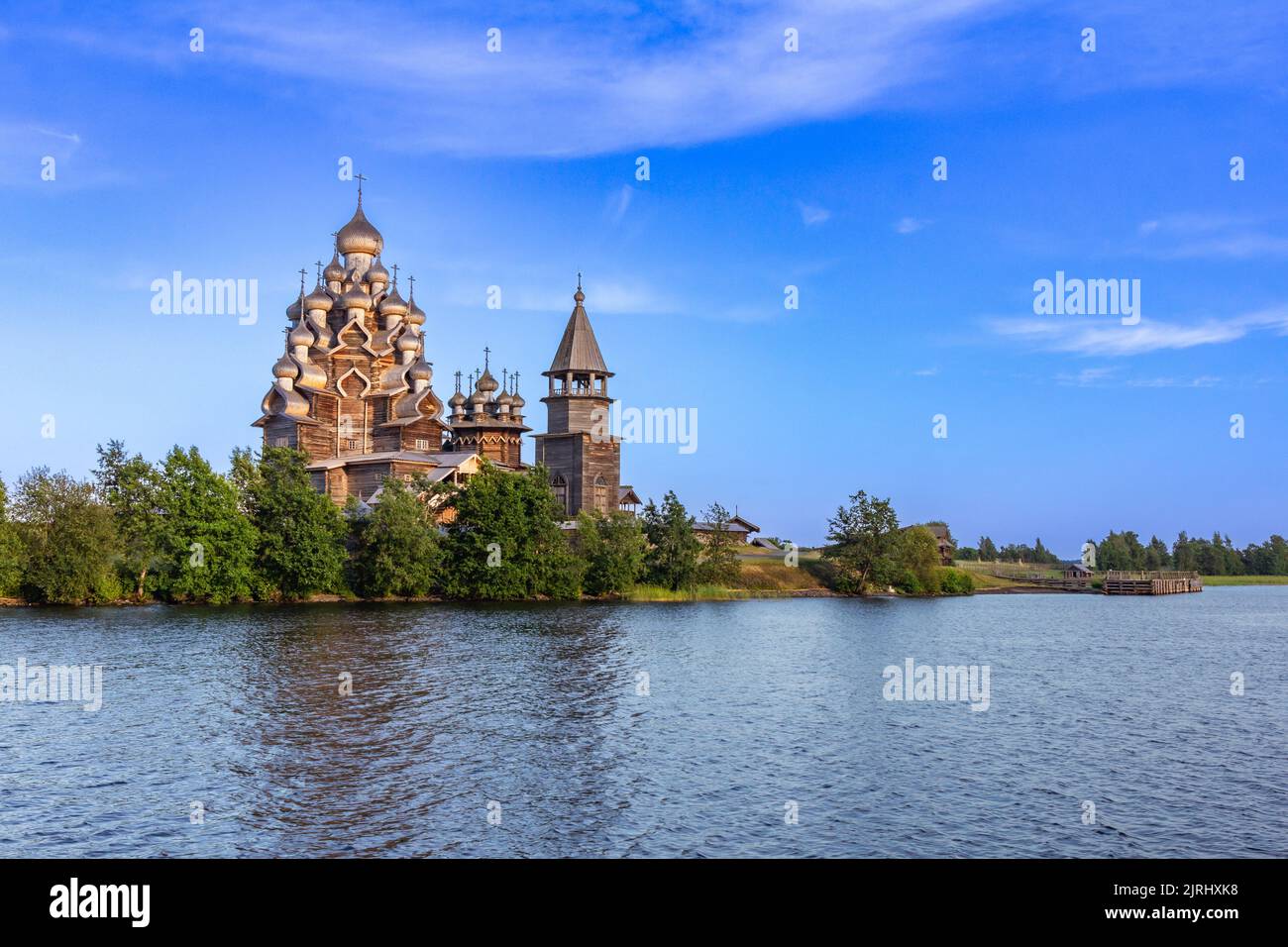 Vista sul vecchio monastero di Kizhi Pogost, sul tempio in legno e sul cimitero. Chiesa della Trasfigurazione, campanile in estate al tramonto. Naturale ecologico pulito Foto Stock