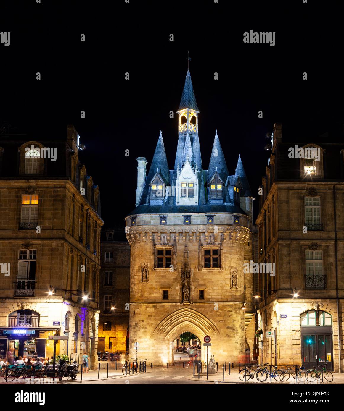 Vista notturna della famosa e panoramica Porte Cailhau a Bordeaux, Grigonde, Aquitania. Francia Foto Stock