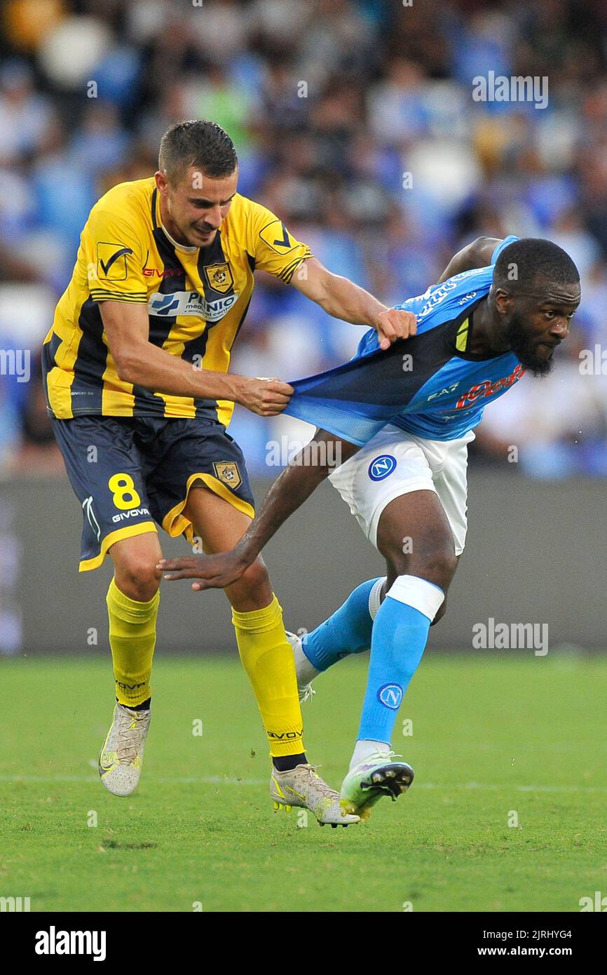 Tanguy Ndombele giocatore di Napoli e Jacopo Scaccabarozzi giocatore di Juve Stabia, durante una amichevole partita tra Napoli vs Juve Stabia risultato finale, Na Foto Stock