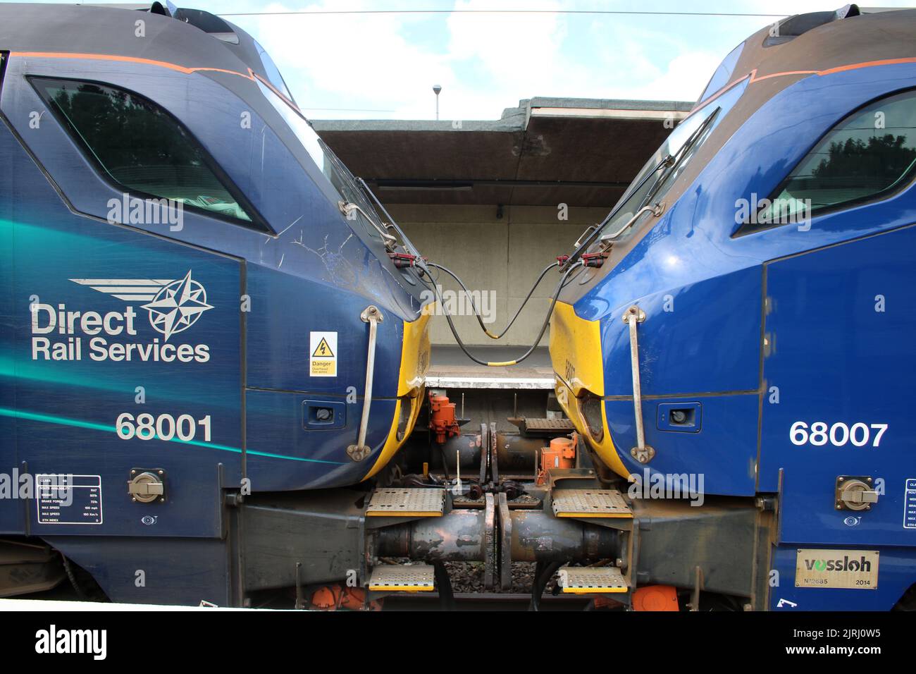 Confronto livrea Direct Rail Services classe 68 UK Light Loco, 68001 Evolution e 68007 Valiant, nella stazione ferroviaria di Carnforth il 24th agosto 2022. Foto Stock