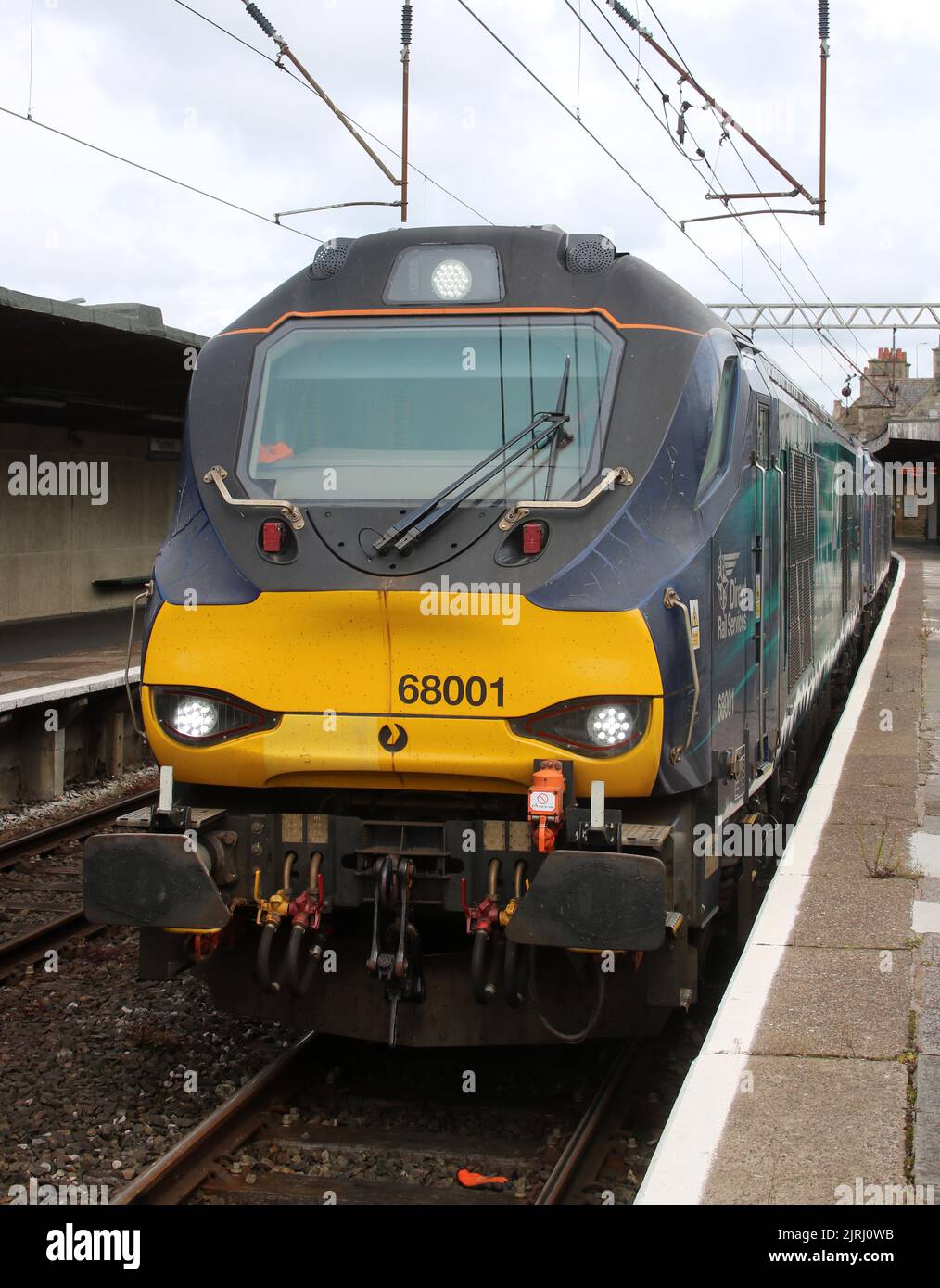 Direct Rail Services classe 68 UK Locomotiva diesel-elettrica a traffico misto leggera, 68001 Evolution, nella stazione ferroviaria di Carnforth, il 24th agosto 2022. Foto Stock