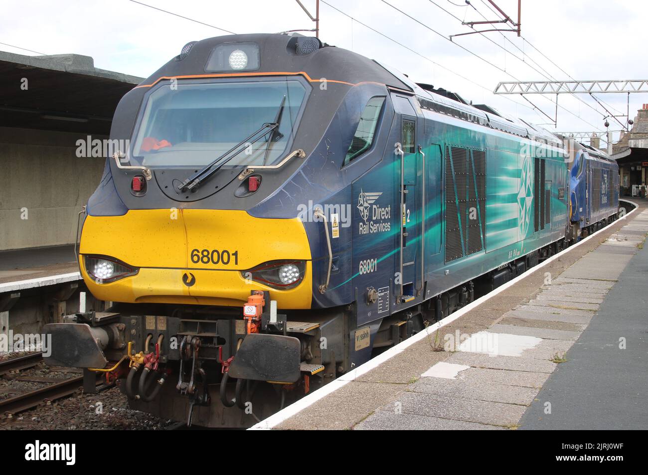 Direct Rail Services classe 68 UK Locomotiva diesel-elettrica a traffico misto leggera, 68001 Evolution, nella stazione ferroviaria di Carnforth, il 24th agosto 2022. Foto Stock