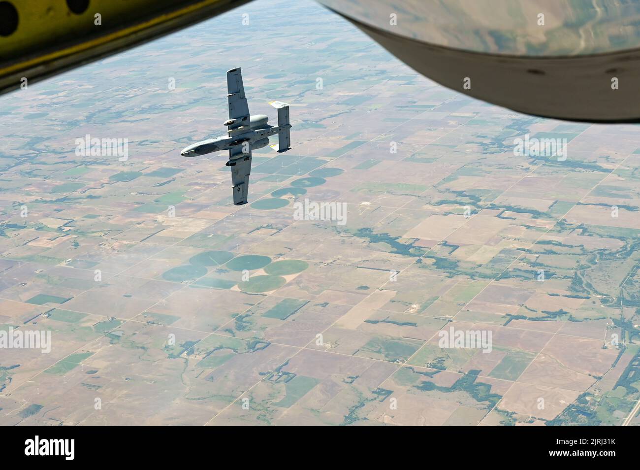 A-10C Thunderbolt II con il team dimostrativo della base aeronautica Davis-Monthan vola accanto a un KC-135R Stratotanker con la 155th Air Refueling Wing, 11 agosto 2022, durante un rifornimento aereo. I piloti della a-10 hanno ricevuto carburante dallo Squadron Air Refuelling 173rd per arrivare e prepararsi al loro spettacolo aereo ad Akron, Ohio. (STATI UNITI Air National Guard foto di Senior Airman Alexander D. Schriner) Foto Stock