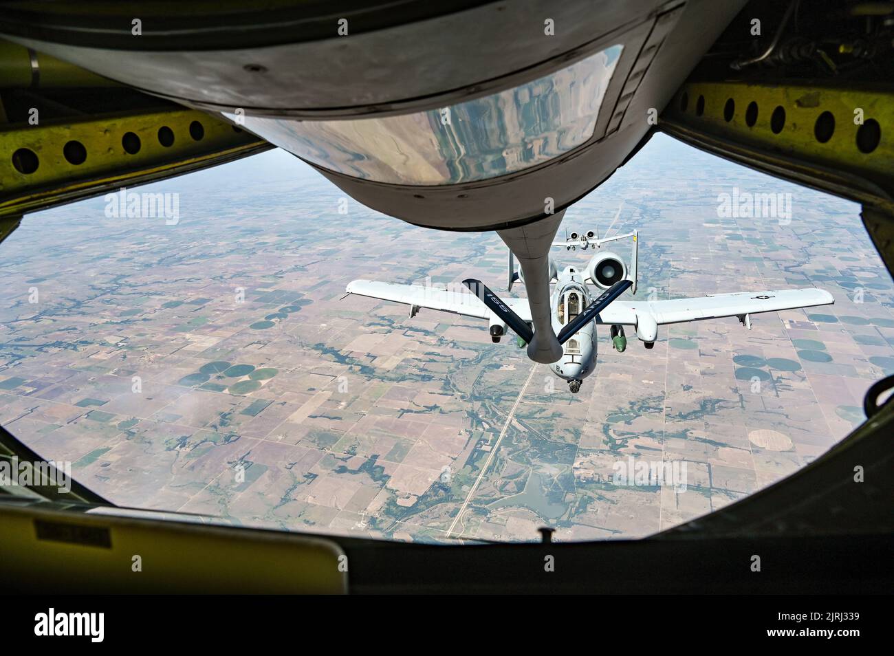 A-10C Thunderbolt II con il team dimostrativo della base aeronautica Davis-Monthan vola accanto a un KC-135R Stratotanker con la 155th Air Refueling Wing, 11 agosto 2022, durante un rifornimento aereo. I piloti della a-10 hanno ricevuto carburante dallo Squadron Air Refuelling 173rd per arrivare e prepararsi al loro spettacolo aereo ad Akron, Ohio. (STATI UNITI Air National Guard foto di Senior Airman Alexander D. Schriner) Foto Stock