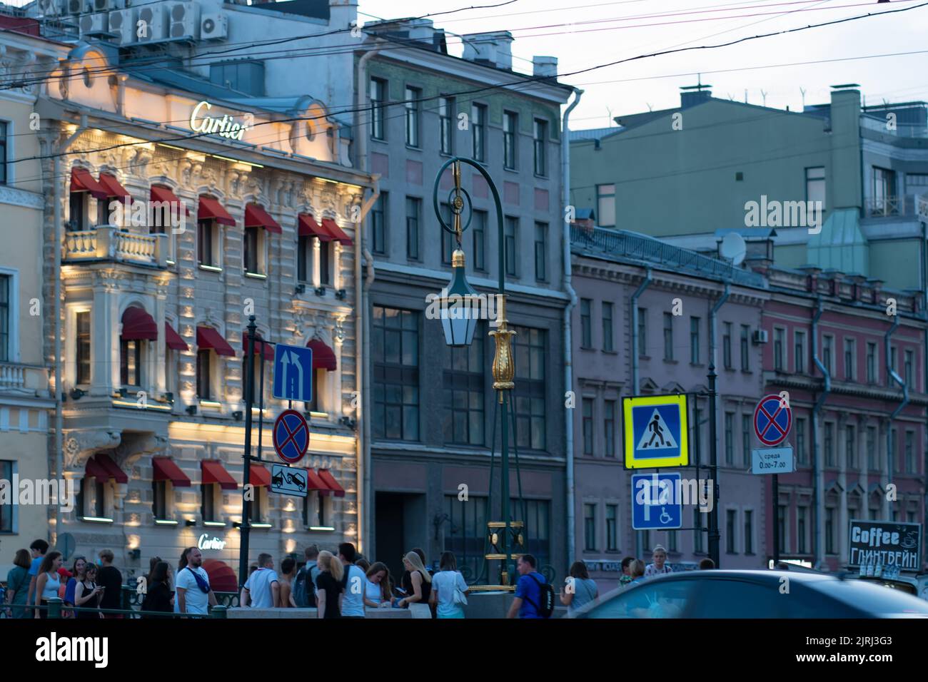 RUSSIA, PETERSBURG - 18 AGOSTO 2022: cartier mostra vetrina negozio di lusso casa boutique segno di marca, per il commercio di gioielli da urbano per l'ingresso strada Foto Stock