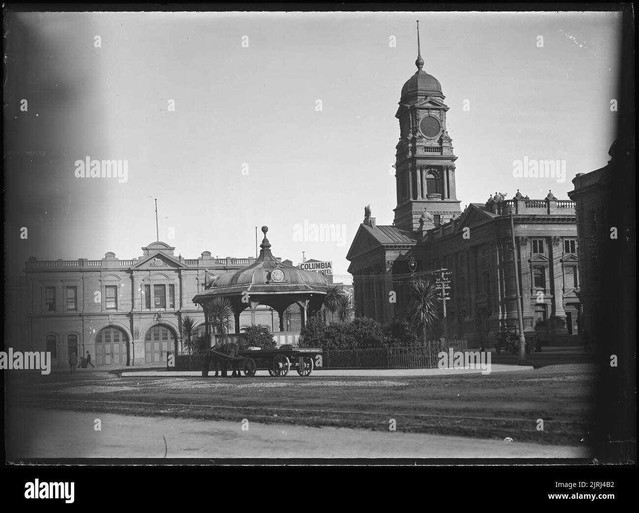 Municipio di Wellington e stazione dei vigili del fuoco, circa 1907, di Fred Brockett. Foto Stock