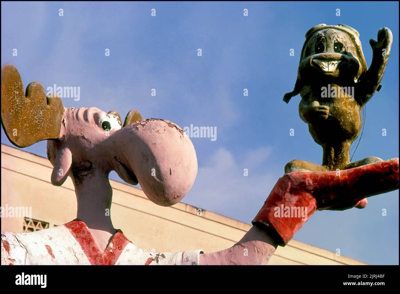 La statua originale di Rocky e Bullwinkle di fronte all'ufficio Jay Ward Productions sulla Sunset Strip di Los Angeles, CA, circa 1977 Foto Stock