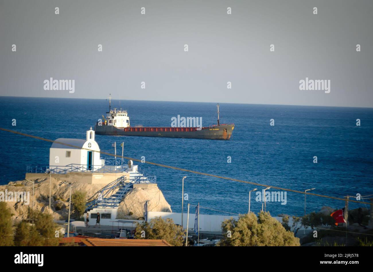 Una bella vista di San Nicola cappella e Barca Tanker nel mare, Rodi, Grecia Foto Stock