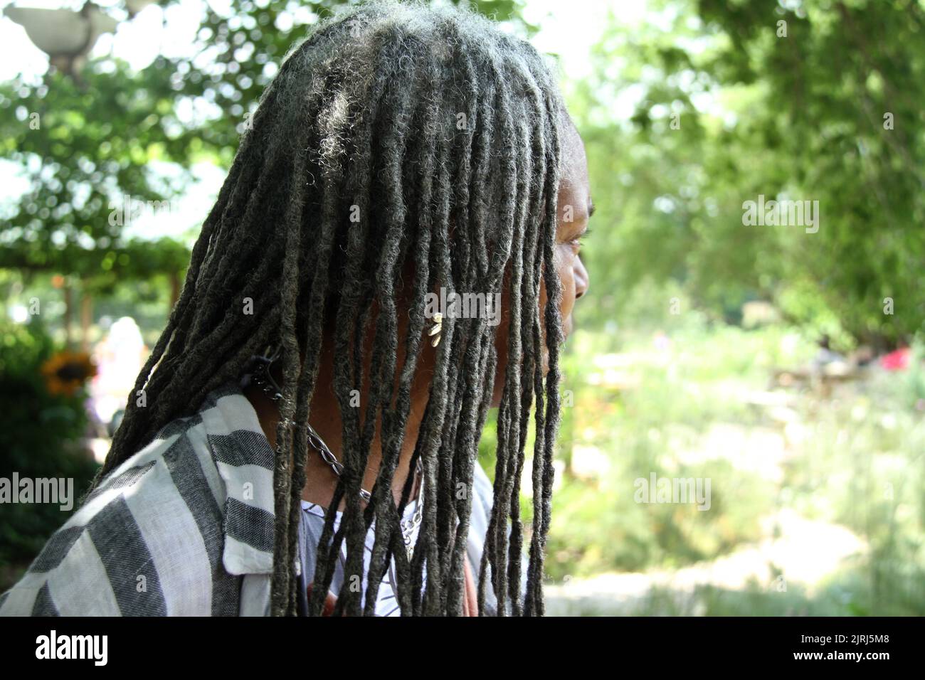 Donna con lunghe dreads Foto Stock