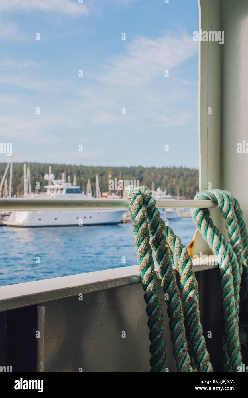 funi verdi blu su un traghetto che guarda fuori dalla finestra dello yacht Foto Stock