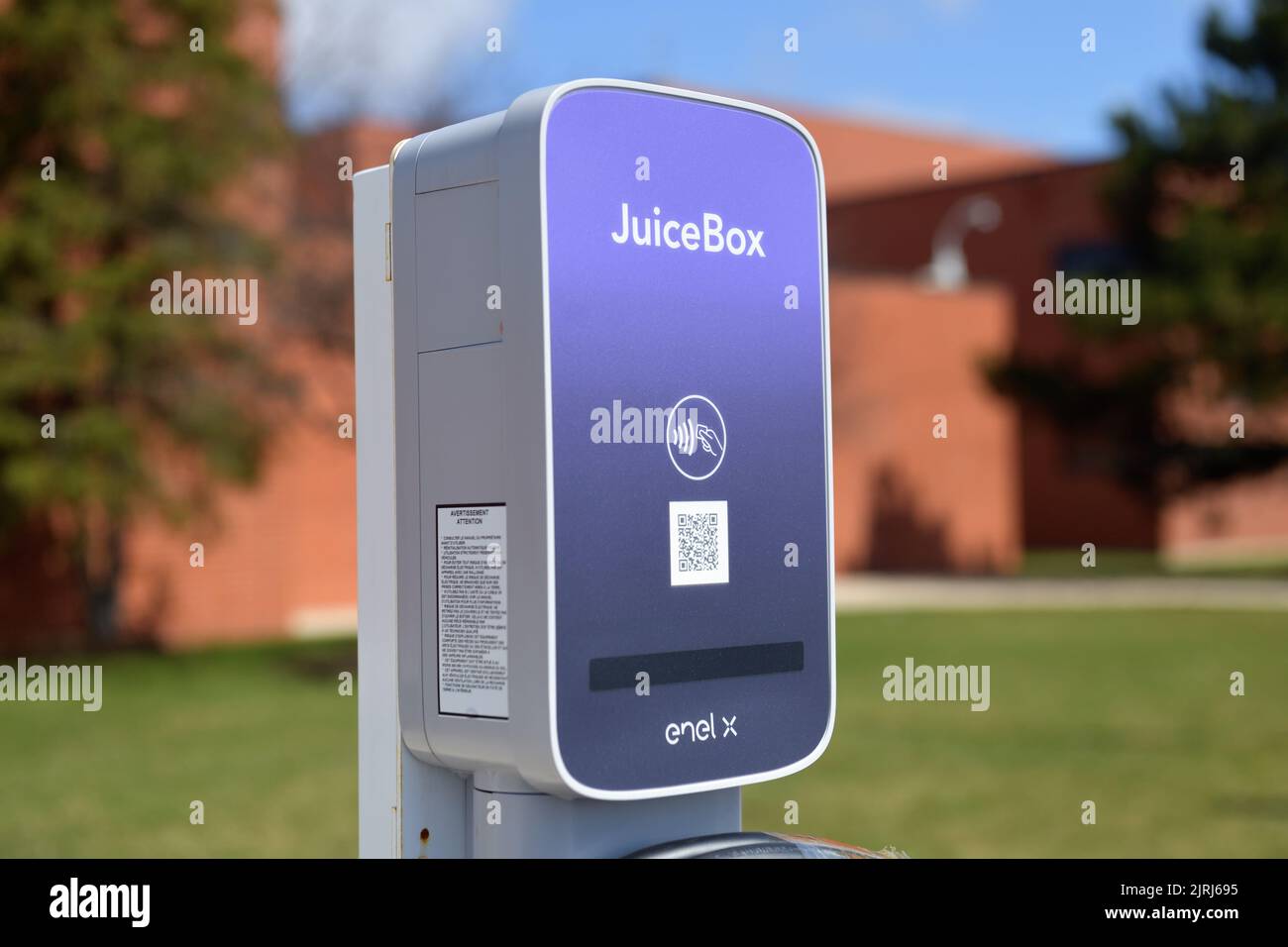 Streamwood, Illinois, Stati Uniti. Una stazione di ricarica per veicoli elettrici (EV) in un parcheggio di scuola superiore. Foto Stock