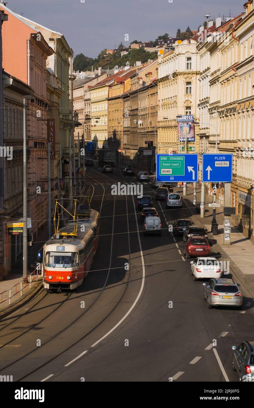 Tram e traffico auto su una strada della città, Praga, Repubblica Ceca. Foto Stock