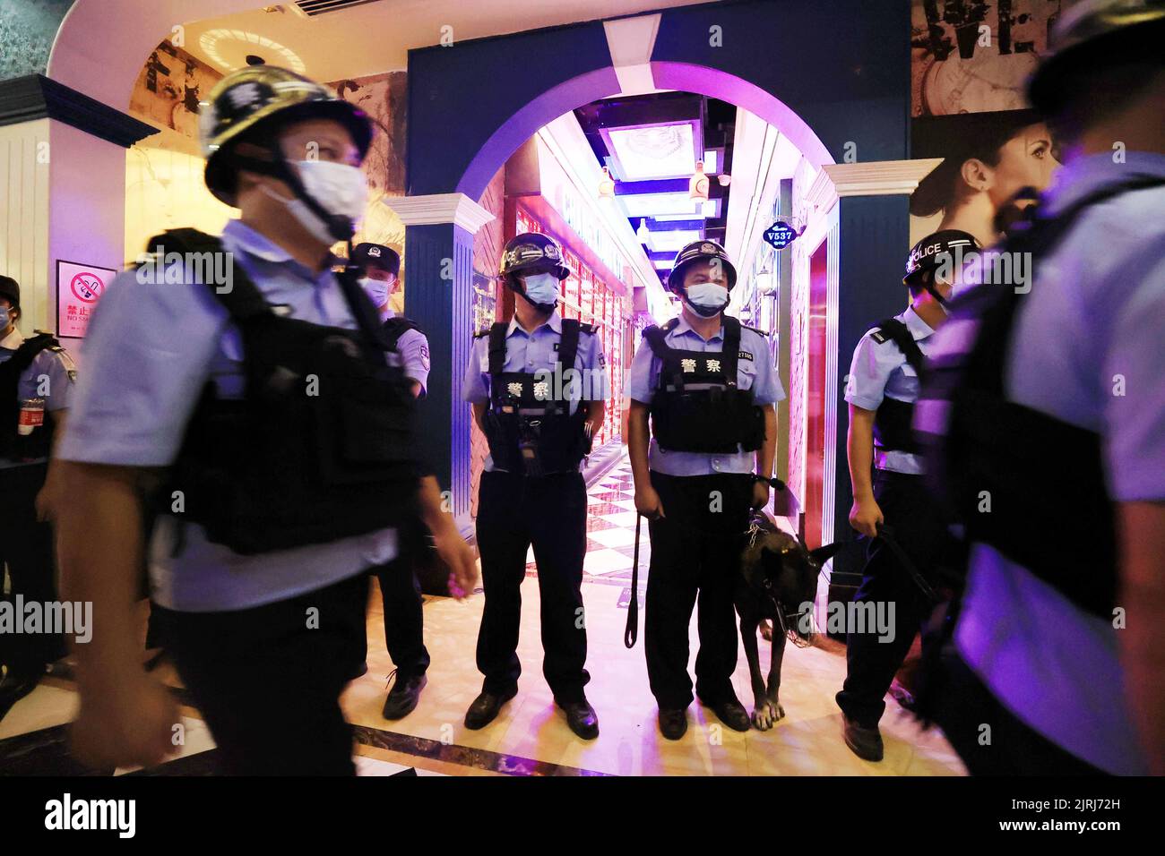 LIUZHOU, CINA - 25 AGOSTO 2022 - i poliziotti dell'Ufficio di pubblica sicurezza conducono un'ispezione relativa alla droga in un luogo di intrattenimento a Liuzhou, G. Foto Stock