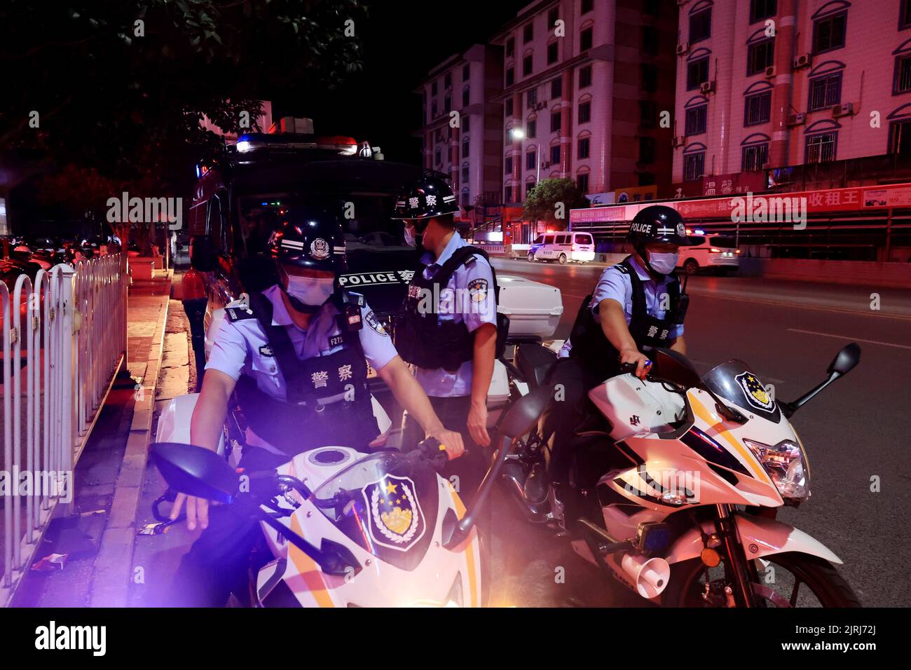 LIUZHOU, CINA - 25 AGOSTO 2022 - i poliziotti dell'Ufficio di pubblica sicurezza conducono un'ispezione relativa alla droga in un luogo di intrattenimento a Liuzhou, G. Foto Stock