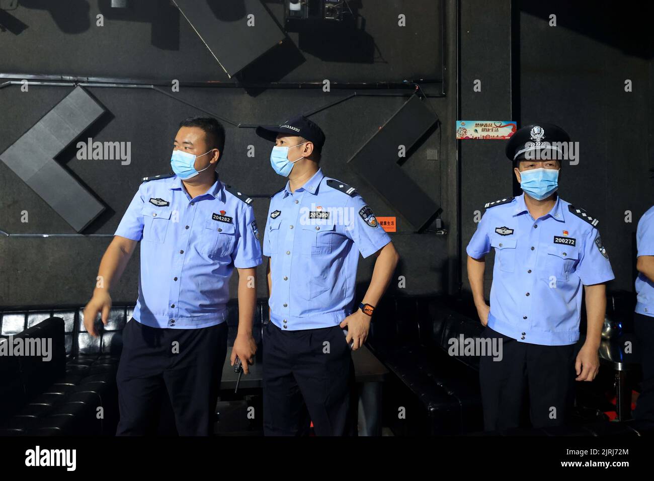 LIUZHOU, CINA - 25 AGOSTO 2022 - i poliziotti dell'Ufficio di pubblica sicurezza conducono un'ispezione relativa alla droga in un luogo di intrattenimento a Liuzhou, G. Foto Stock