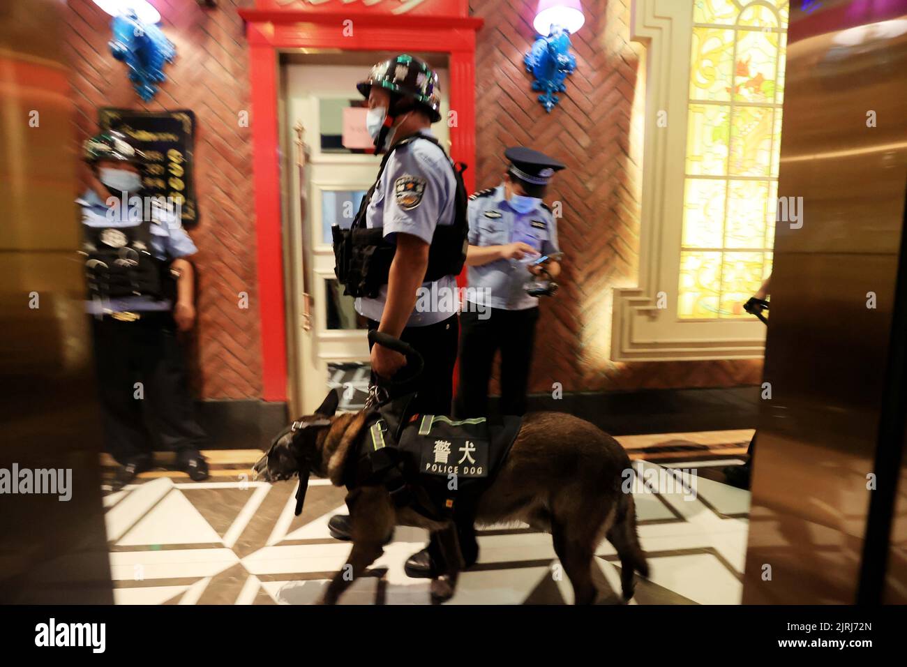 LIUZHOU, CINA - 25 AGOSTO 2022 - i poliziotti dell'Ufficio di pubblica sicurezza conducono un'ispezione relativa alla droga in un luogo di intrattenimento a Liuzhou, G. Foto Stock