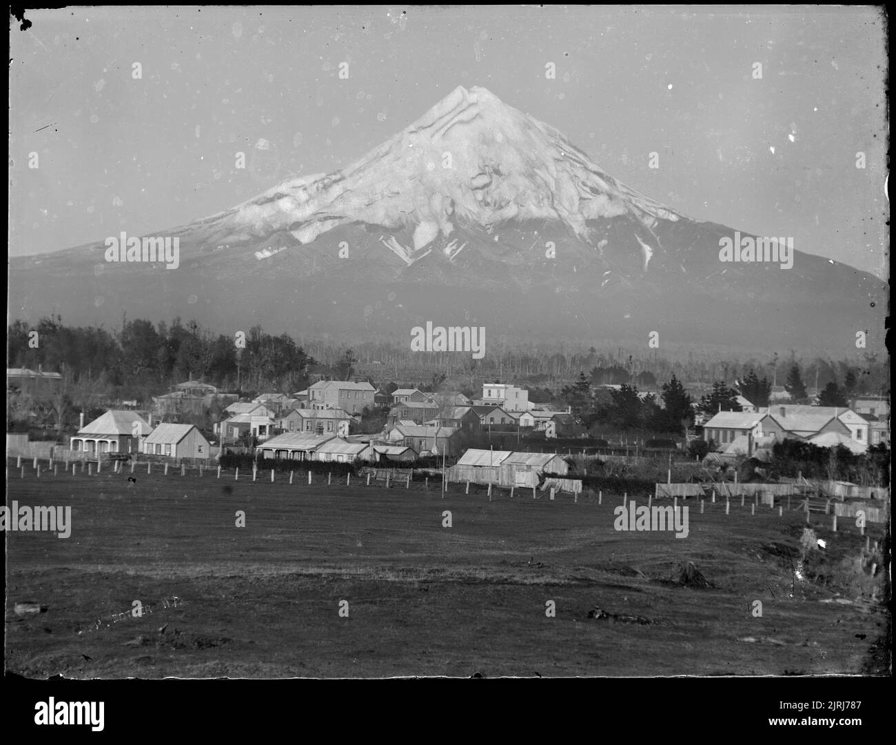 Monte Egmont (Taranaki) da Inglewood, circa 1880, di Charles Percy Cottier. F B Collezione Butler/Crown Studios. Regalo di Frederick B Butler, 1971. Foto Stock