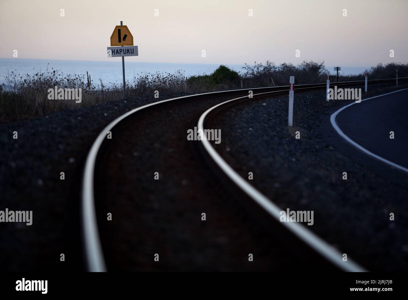 Binari ferroviari vicino a Kaikoura, Nuova Zelanda Foto Stock