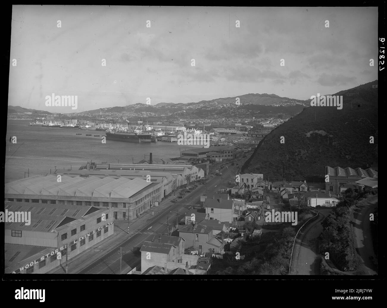 Zona industriale di Thorndon Quay, circa 1950, di William Hall Raine. Foto Stock