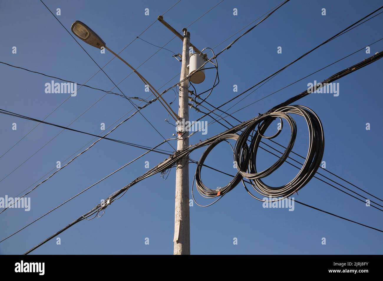 Palo di servizio con lampada stradale e cavi elettrici. Foto Stock
