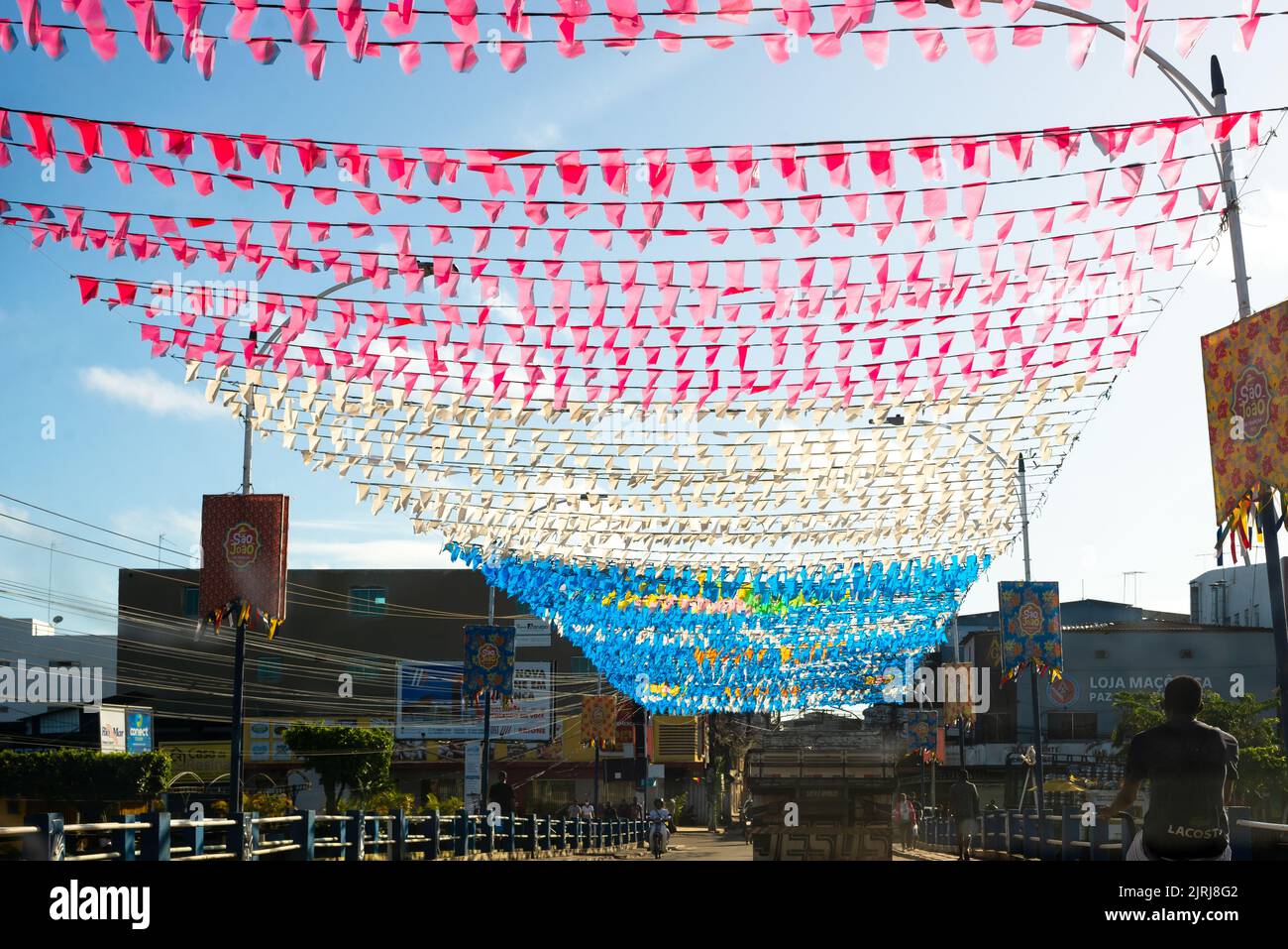 Decorazione di Sao Joao con bandiere nella città di Valenca, Bahia. Foto Stock