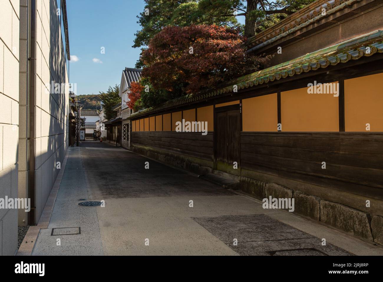 Kurashiki, Okayama GIAPPONE - Dic 2 2021 : Un vicolo posteriore nel quartiere storico di Kurashiki Bikan in giorno di sole. La città di Shirakabe (Namakokabe) concetto Foto Stock