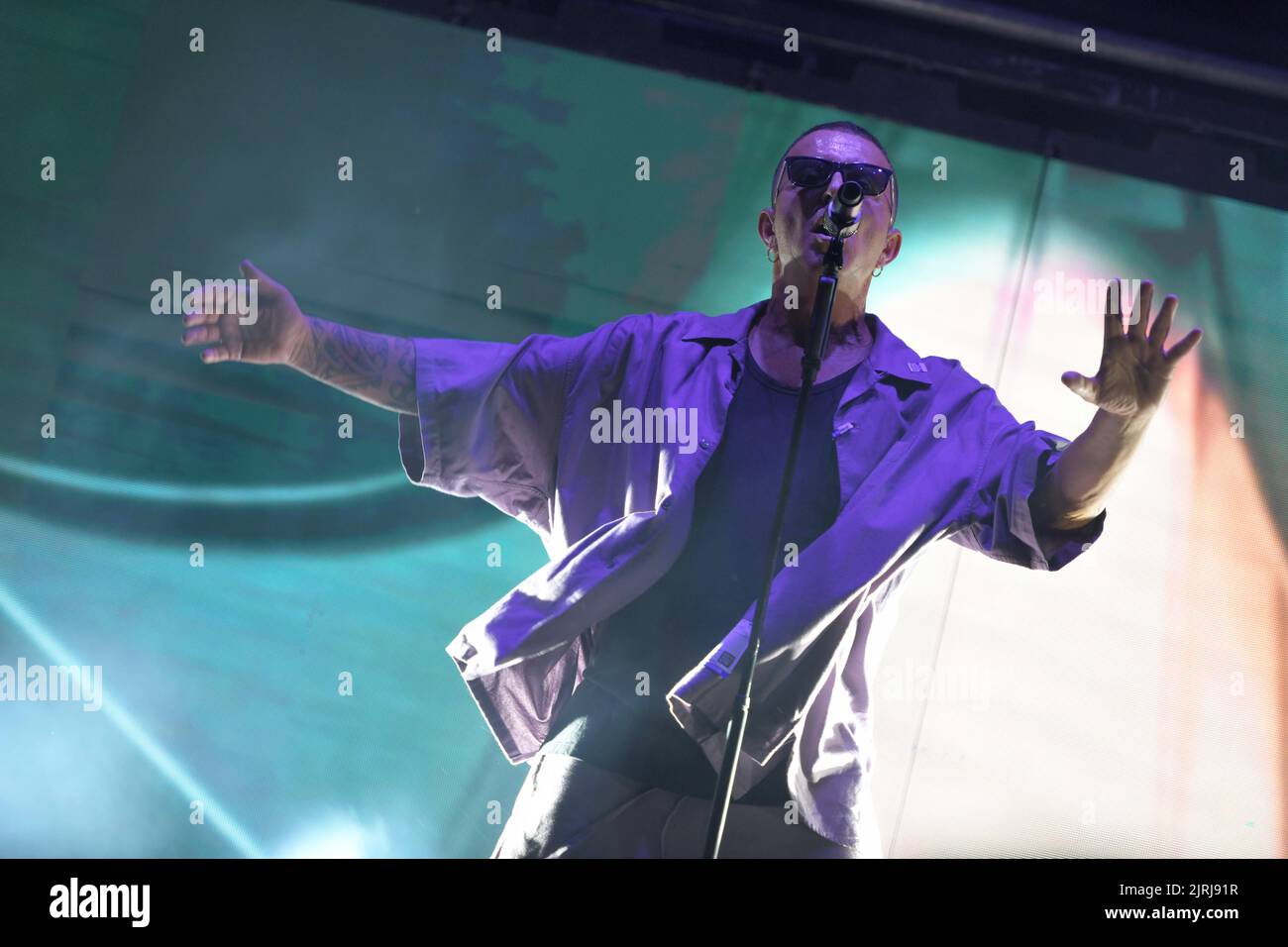23 agosto 2022, Napoli, Campania, Italia: Il cantante e attore Franco Ricciardi, vincitore di due edizioni del Premio David di Donatello, sul palco durante la sua performance ad Ischia del ''Franco Ricciardi Tour 2022. (Credit Image: © Pasquale Gargano/Pacific Press via ZUMA Press Wire) Foto Stock