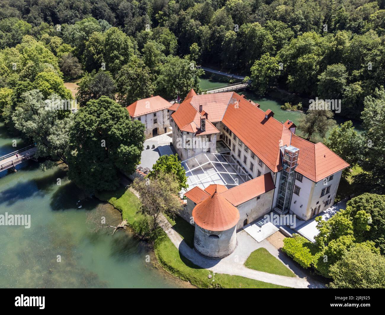 Romantico Castello Otocec sul fiume Krka in Slovenia. Vista drone. Foto Stock