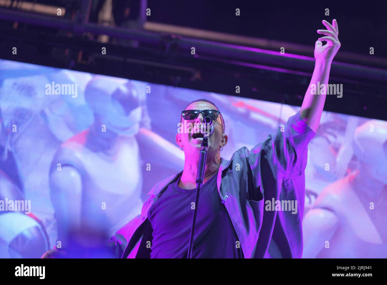 23 agosto 2022, Napoli, Campania, Italia: Il cantante e attore Franco Ricciardi, vincitore di due edizioni del Premio David di Donatello, sul palco durante la sua performance ad Ischia del ''Franco Ricciardi Tour 2022. (Credit Image: © Pasquale Gargano/Pacific Press via ZUMA Press Wire) Foto Stock