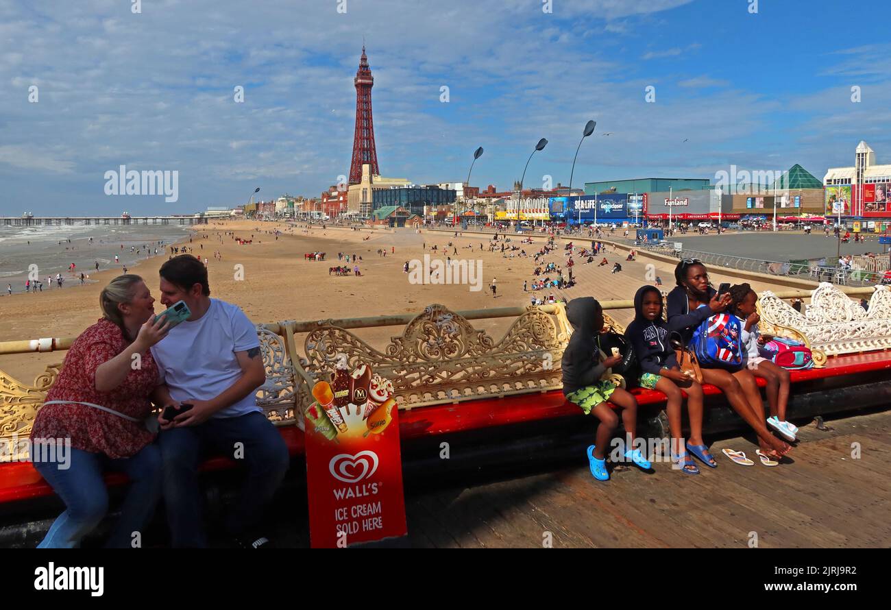 Blackpool Tower and Promenade, viewed from Central Piers Victorian Boardwalk 1868, Blackpool, Lancashire, England, UK, FY1 5BB Foto Stock