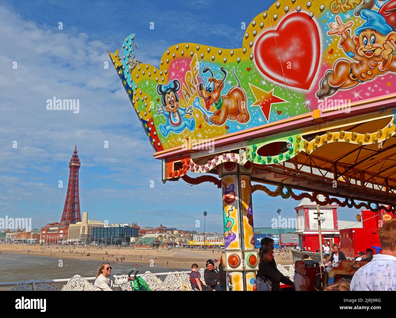 Blackpool Tower and Promenade, viewed from Central Piers Victorian Boardwalk 1868, Blackpool, Lancashire, England, UK, FY1 5BB Foto Stock
