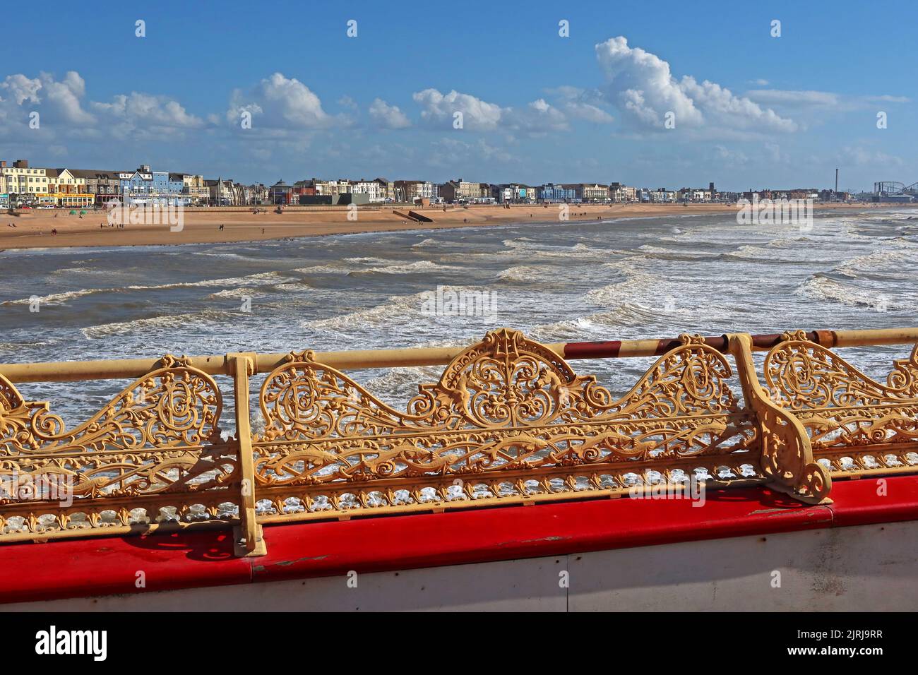 Blackpool Tower and Promenade, viewed from Central Piers Victorian Boardwalk 1868, Blackpool, Lancashire, England, UK, FY1 5BB Foto Stock
