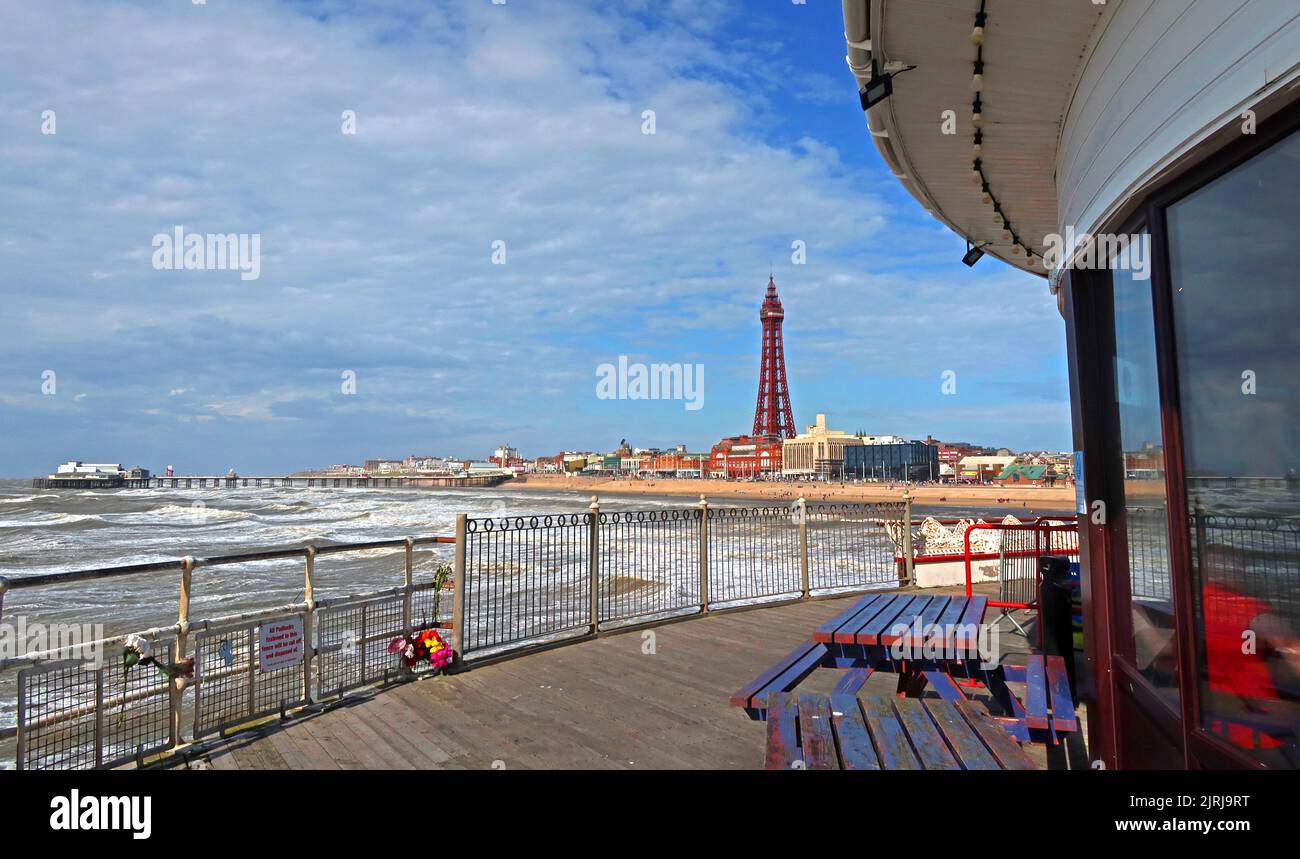 Blackpool Tower and Promenade, viewed from Central Piers Victorian Boardwalk 1868, Blackpool, Lancashire, England, UK, FY1 5BB Foto Stock