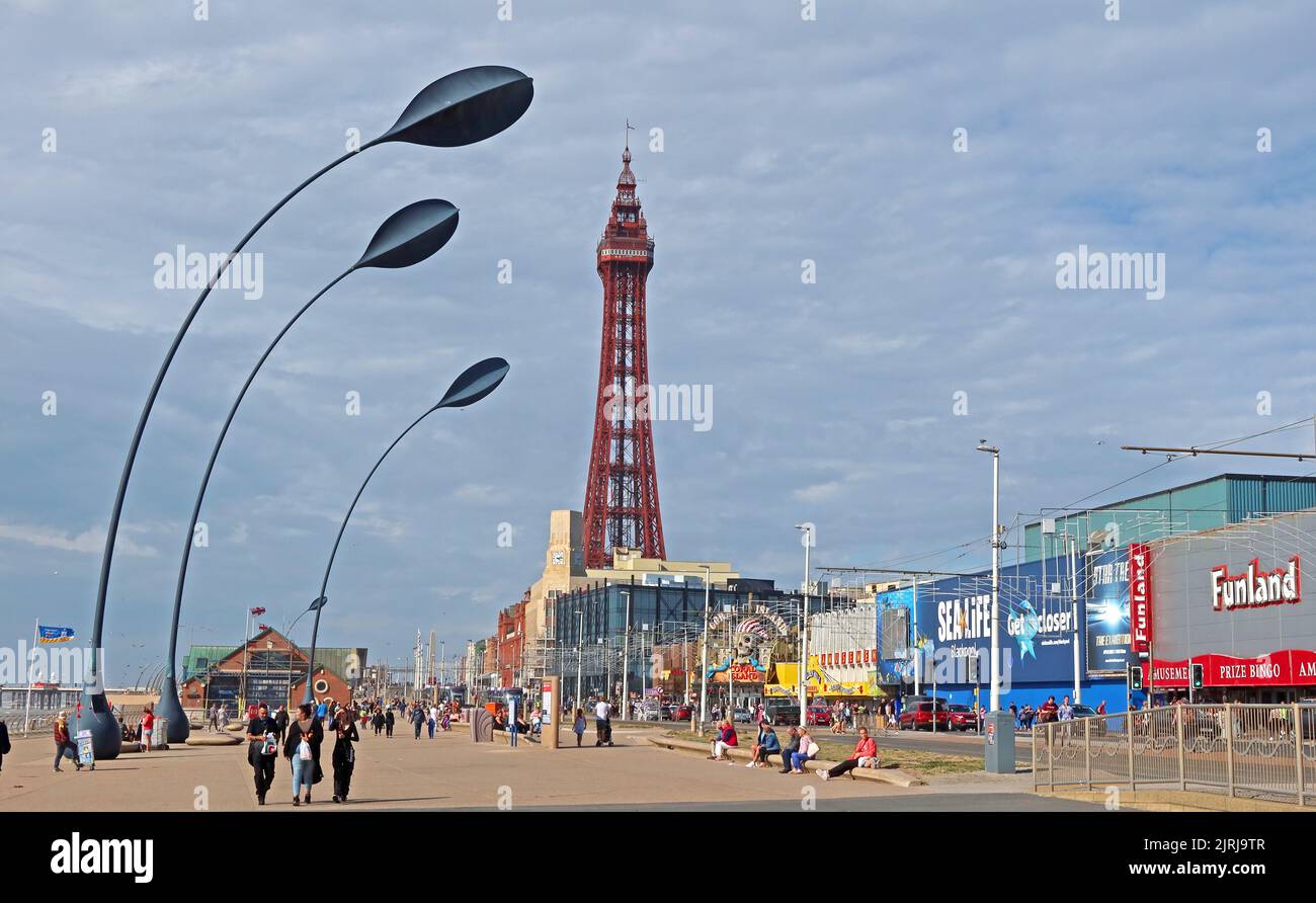 Blackpool Promenade luci, con torre sullo sfondo, estate in Lancashire, Inghilterra, Regno Unito, FY1 Foto Stock