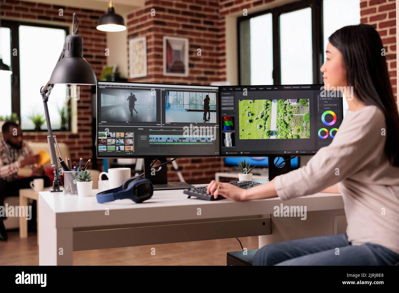 Content creator che lavora con software di editing video per creare montaggi professionali con effetti audio e visivi. Videografo che utilizza le riprese post-produzione per modificare film o filmati. Foto Stock