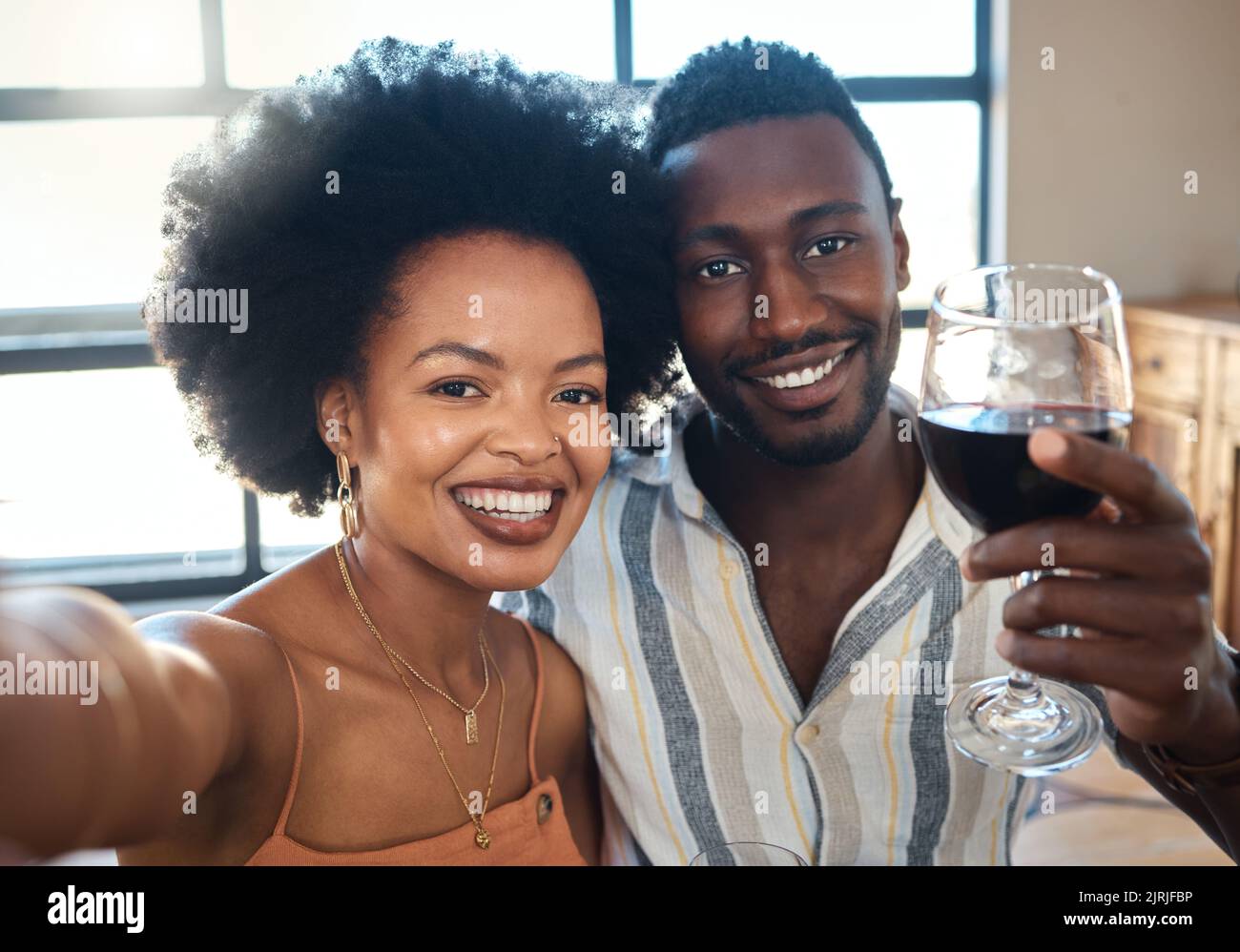 Coppia selfie per i social media per festeggiare con un bicchiere di vino, champagne e bevande alcoliche per un felice rapporto insieme in un ristorante caffetteria Foto Stock