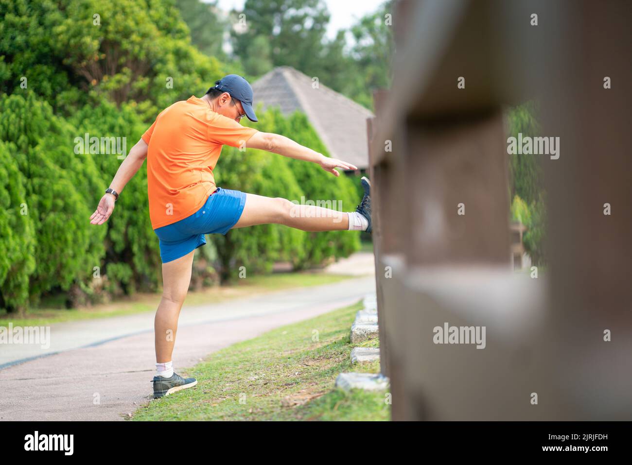 Uomo atleta che fa l'allenamento in un parco. Foto Stock