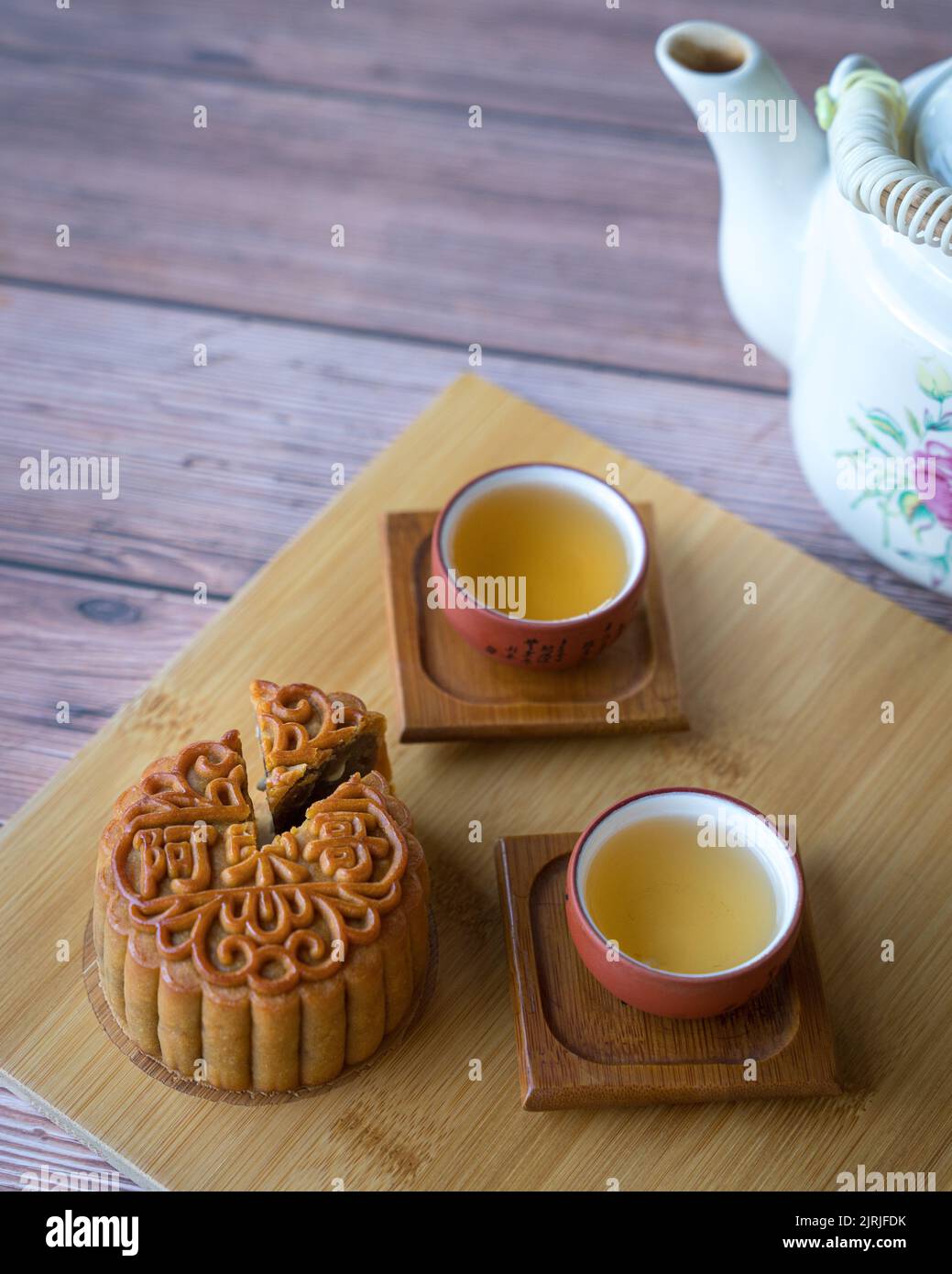 Torta lunare servita con tè cinese. Festival di metà autunno. Spazio di copia. Foto Stock